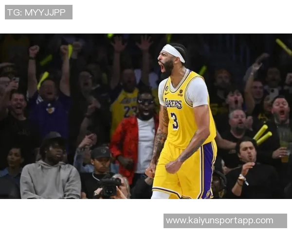 布克第三节状态火热10投6中狂砍16分4篮板4助攻连得12分助力球队反击